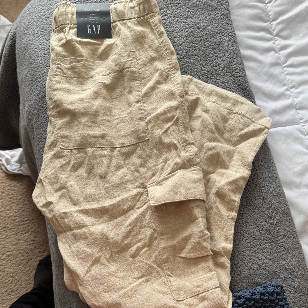 GAP women’s Beige Cargo Pants